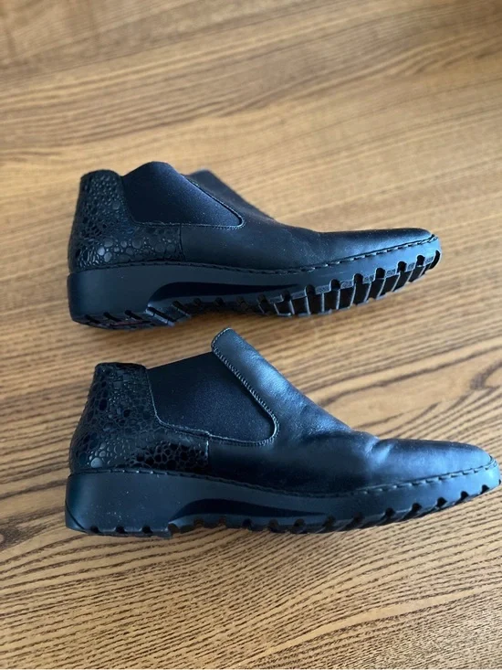 Rieker Black Leather Shoes / Booties Embossed Heel Design - Picture 4 of 7
